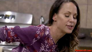 Mainit nga buhok nga babaye Mckenzie Lee gets sa pipila ka mga DNA gikan sa batan-ong marko ug naghimo kaniya cum