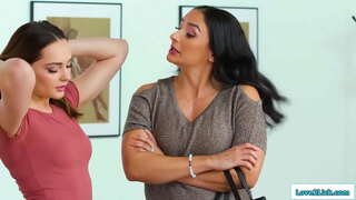 Busty üvey anne ve üvey kızının gizli bir ilişkisi var ve bebek mılfs yatak odasına gizlice giriyor ve öpüşüyorlar.Latin onu jantlar ve onun önünü yalıyor