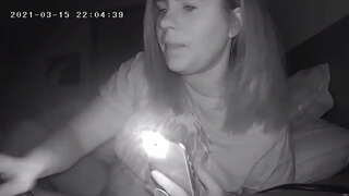 Грудастая мамаша Разрушает Өзүнүн Клитор уктаар алдында Скрытая Камера