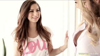 Невини бејбиситерка добива threesomed