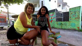 Novinha tira un rímel com o casal sapeca