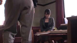 Симпатична јапонски канцеларија, ангел нуди удар работа на нејзиниот шеф пред мокрење нејзиниот pantie и примањето на хју creampie