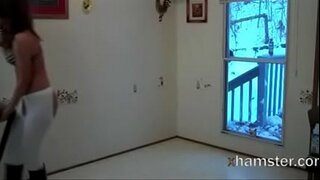 Exhibitionist nga magahinis hubo alang sa sweeper, kinsa skirted!