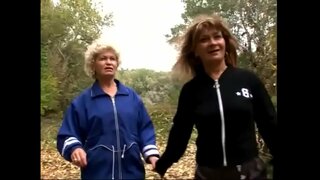 Horny maturigas volas eksperimenti kun#? iu alia? pussy sur la herbo